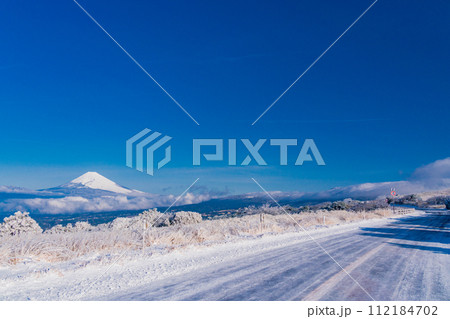 （静岡県）降雪した伊豆スカイライン道路　富士山眺望 112184702