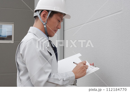 外壁のチェックをする作業員 外壁のチェックをする作業員 112184770