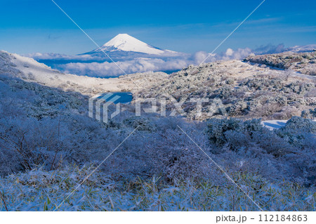 （静岡県）降雪した伊豆スカイライン・氷ヶ池　富士山眺望 112184863