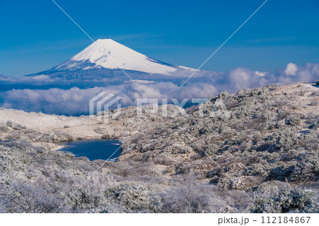 (静岡県)降雪した伊豆スカイライン・氷ヶ池 富士山眺望 (静岡県)降雪した伊豆スカイライン・氷ヶ池 富士山眺望 112184867