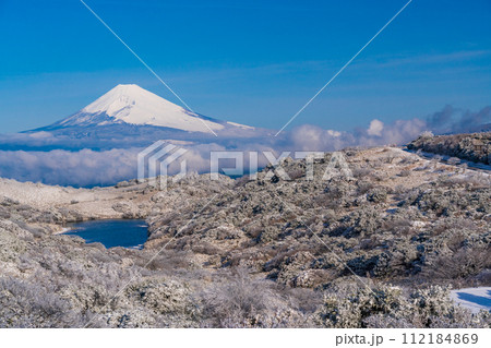 （静岡県）降雪した伊豆スカイライン・氷ヶ池　富士山眺望 112184869