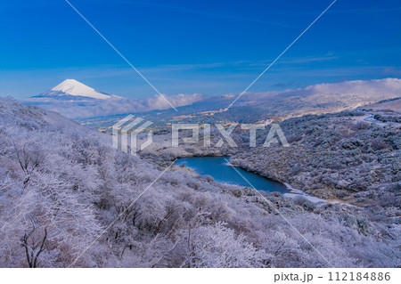 (静岡県)降雪した伊豆スカイライン・氷ヶ池 富士山眺望 (静岡県)降雪した伊豆スカイライン・氷ヶ池 富士山眺望 112184886