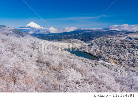 （静岡県）降雪した伊豆スカイライン・氷ヶ池　富士山眺望 112184891