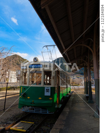 美濃駅に展示された古い電車 112184894