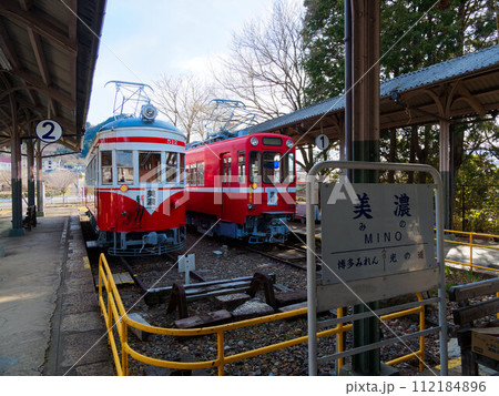 美濃駅に展示された古い電車 美濃駅に展示された古い電車 112184896