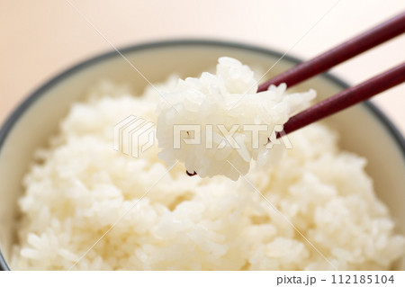 茶碗に入った白ご飯を食べる女性の手元 112185104