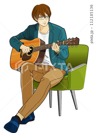 椅子に座ってアコースティックギターを弾く男性 112185136