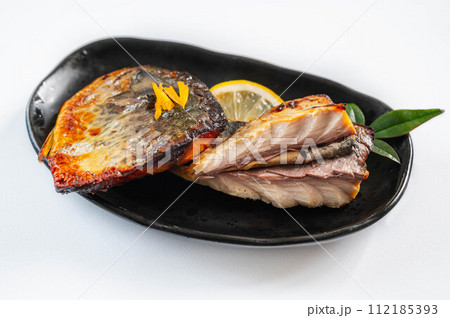 西京漬けとみりん干しの焼き魚 112185393