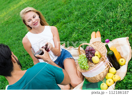Couple are talking sitting and drinking wine 112186187