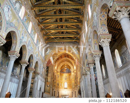モンレアーレ大聖堂(Duomo di Monreale)の内観 (イタリア シチリア島) モンレアーレ大聖堂(Duomo di Monreale)の内観 (イタリア シチリア島) 112186520
