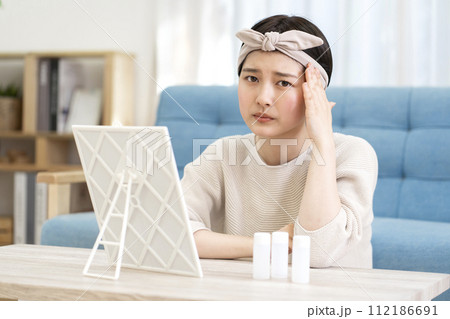 体調不良の若い女性 体調不良の若い女性 112186691