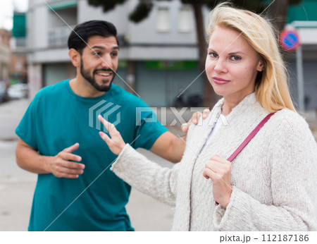 Husband and wife are emotional quarreling 112187186