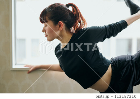 ダンスの練習をする若い女性 112187210