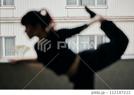 ダンスの練習をする若い女性 ダンスの練習をする若い女性 112187212
