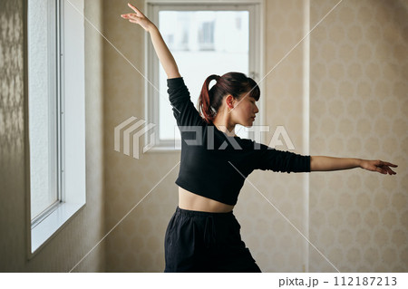 ダンスの練習をする若い女性 ダンスの練習をする若い女性 112187213