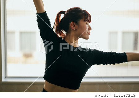 ダンスの練習をする若い女性 ダンスの練習をする若い女性 112187215