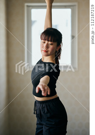 ダンスの練習をする若い女性 ダンスの練習をする若い女性 112187219