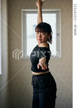 ダンスの練習をする若い女性 112187221