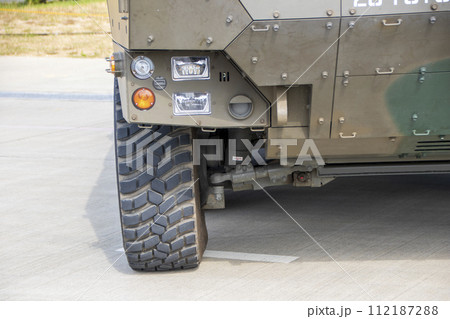 陸上自衛隊の16式機動戦闘車の足元 陸上自衛隊の16式機動戦闘車の足元 112187288