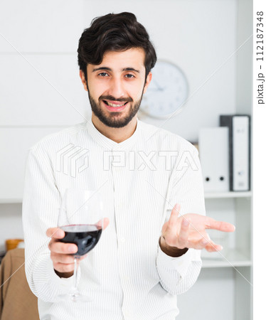 Manager with glass of wine in his hand 112187348
