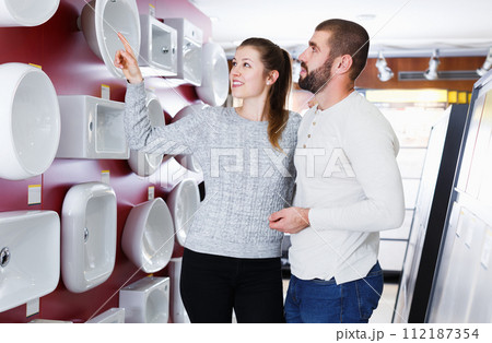 couple choosing ceramic bath 112187354