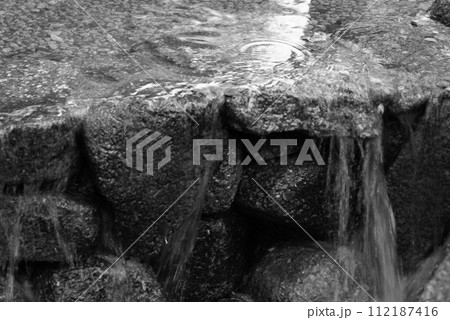 モノクロ 川岸 水 水面 水辺 (2024年3月登録) モノクロ 川岸 水 水面 水辺 (2024年3月登録) 112187416