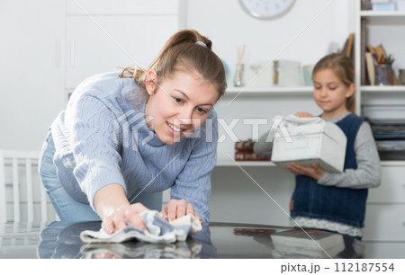 Woman with daughter cleaning house 112187554