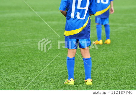 人工芝で行う少年サッカーの試合 112187746