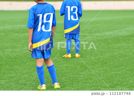 人工芝で行う少年サッカーの試合 112187748