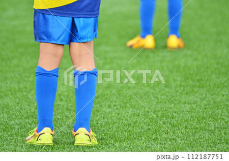 人工芝で行う少年サッカーの試合 112187751