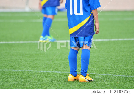 人工芝で行う少年サッカーの試合 112187752