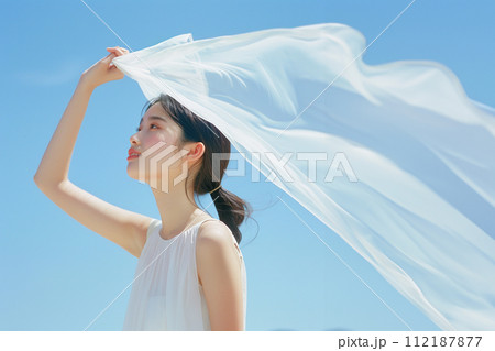 白い布を空に向かって持って立つ若い女性 AI生成画像 白い布を空に向かって持って立つ若い女性 AI生成画像 112187877