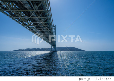 明石海峡大橋の下から見た明石の海と淡路島 明石海峡大橋の下から見た明石の海と淡路島 112188327