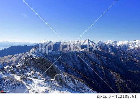 初冬の燕岳から見た燕山荘方面の稜線[長野県] 112188361