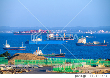日本の横浜都市景観 横浜から東京湾のコンテナ船などを望む(奥は千葉) 日本の横浜都市景観 横浜から東京湾のコンテナ船などを望む(奥は千葉) 112188374
