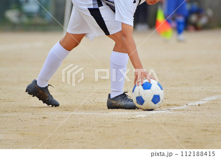 少年サッカーの試合(フリーキックをする選手) 少年サッカーの試合(フリーキックをする選手) 112188415