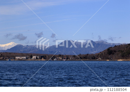 山中湖から見る冬の富士山 112188504