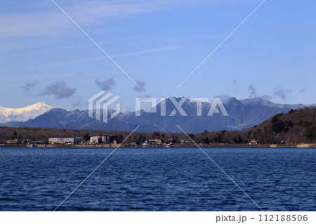 山中湖から見る冬の富士山 112188506