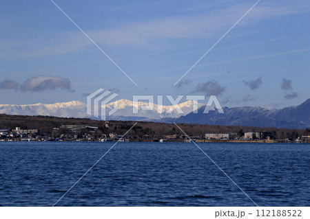 山中湖から見る冬の富士山 112188522