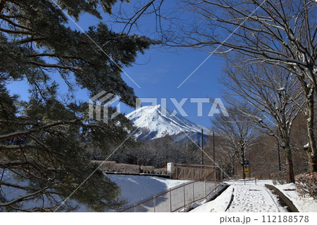 富士吉田から見る冬の富士山 112188578