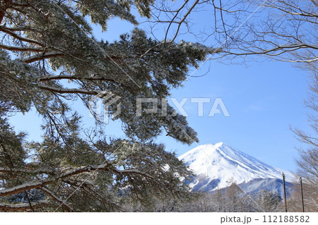 富士吉田から見る冬の富士山 富士吉田から見る冬の富士山 112188582
