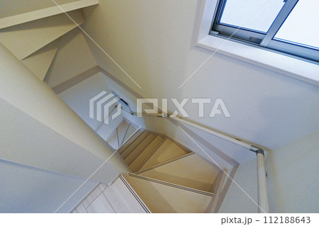 住宅の階段を降りる 112188643