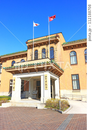 山梨県甲府市、山梨県議会議事堂の風景 112188708
