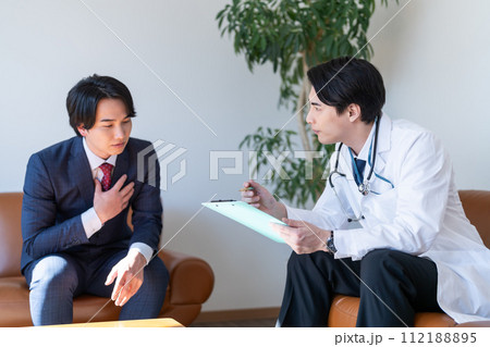 病院営業をする男性と医師 112188895