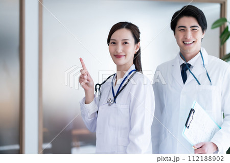 病院のシステム化を提案する営業と医師 112188902