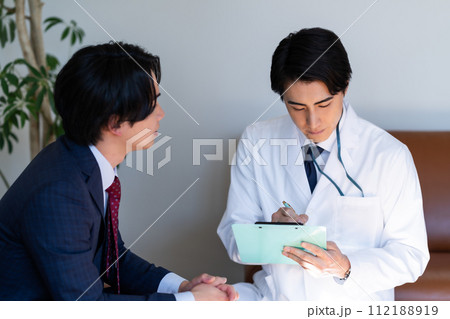 カウンセリングをする産業医 112188919