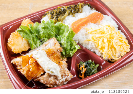 おいしい鶏竜田揚げ他おかずたくさん弁当 112189522