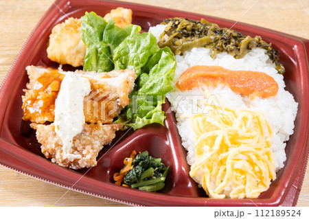 おいしい鶏竜田揚げ他おかずたくさん弁当 112189524