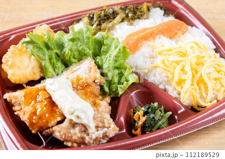 おいしい鶏竜田揚げ他おかずたくさん弁当 112189529