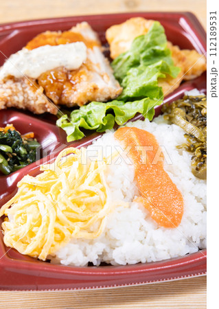 おいしい鶏竜田揚げ他おかずたくさん弁当 112189531